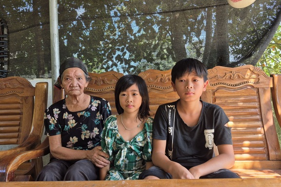 Bà lão gần 80 tuổi chỉ biết cầu nguyện mỗi lần 2 chắt bị ốm