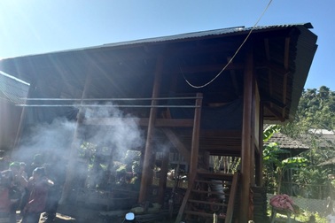 Người đàn ông vào rừng hái quả bị bắn xuyên bụng tử vong