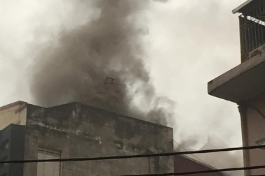 Hà Nội: Cháy quán karaoke, nhân viên vội vã tháo chạy