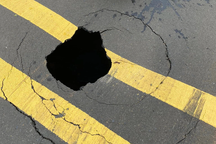 "Hố tử thần" xuất hiện giữa quốc lộ