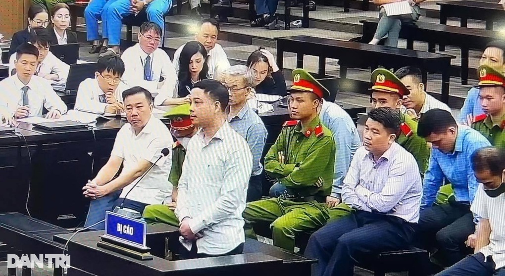 Cựu thư ký Thứ trưởng Bộ Y tế nhận hối lộ qua tài khoản của mẹ vợ - 1 Cựu thư ký Thứ trưởng Bộ Y tế nhận hối lộ qua tài khoản của mẹ vợ - 1
