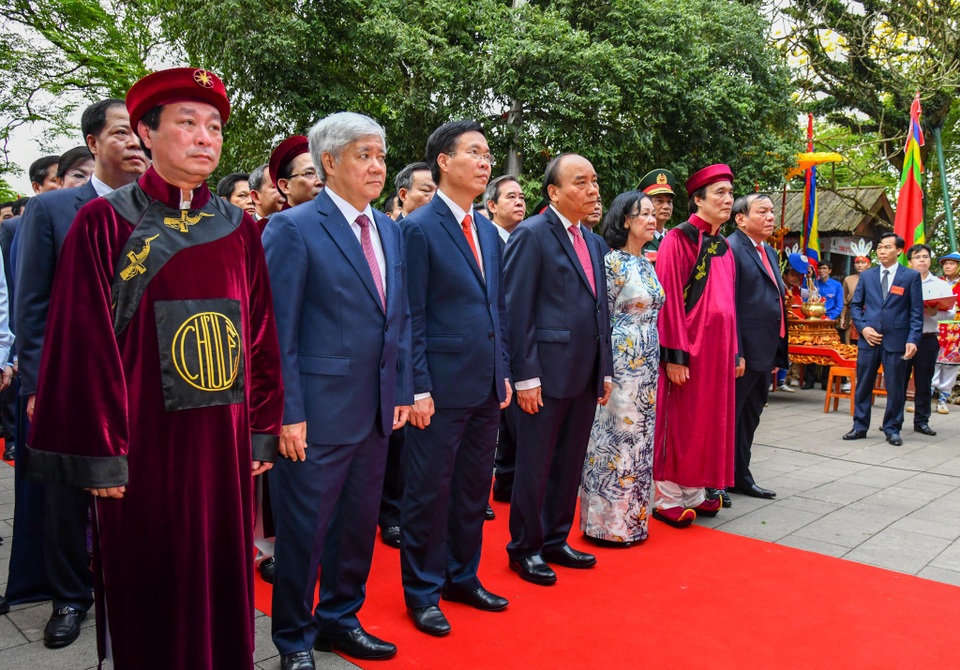 Chủ tịch nước Nguyễn Xuân Phúc dâng hương tưởng nhớ các Vua Hùng - 3 Chủ tịch nước Nguyễn Xuân Phúc dâng hương tưởng nhớ các Vua Hùng - 3