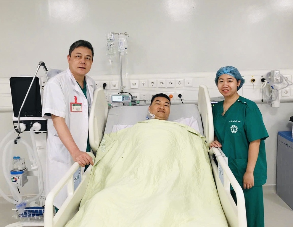 Ca mổ lúc nửa đêm ở Bệnh viện Bạch Mai Ninh Bình cứu người bệnh thoát liệt - 2 Ca mổ lúc nửa đêm ở Bệnh viện Bạch Mai Ninh Bình cứu người bệnh thoát liệt - 2