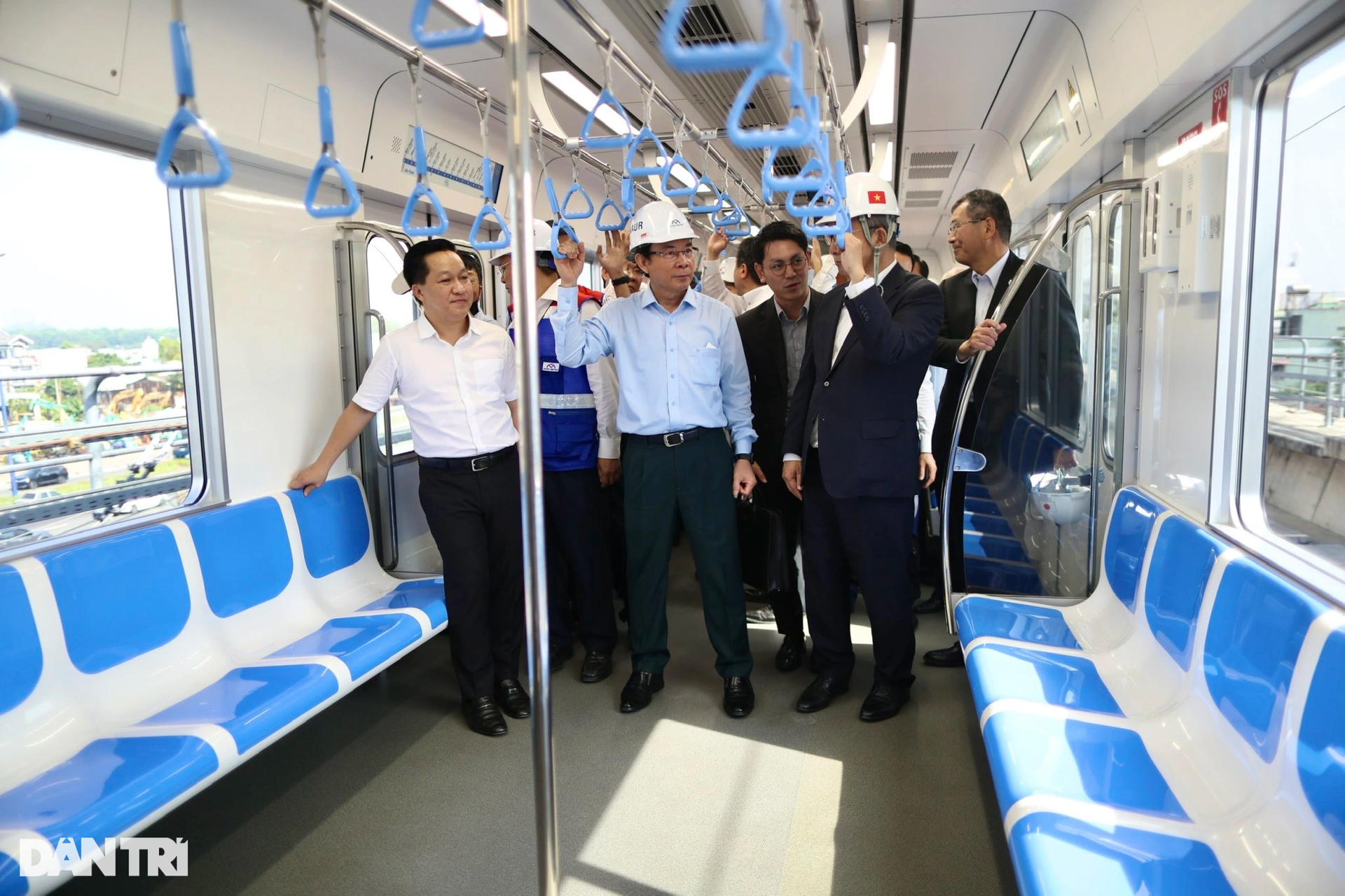 Người dân TPHCM hào hứng thử nghiệm tàu metro số 1 Bến Thành - Suối Tiên - 6 Người dân TPHCM hào hứng thử nghiệm tàu metro số 1 Bến Thành - Suối Tiên - 6