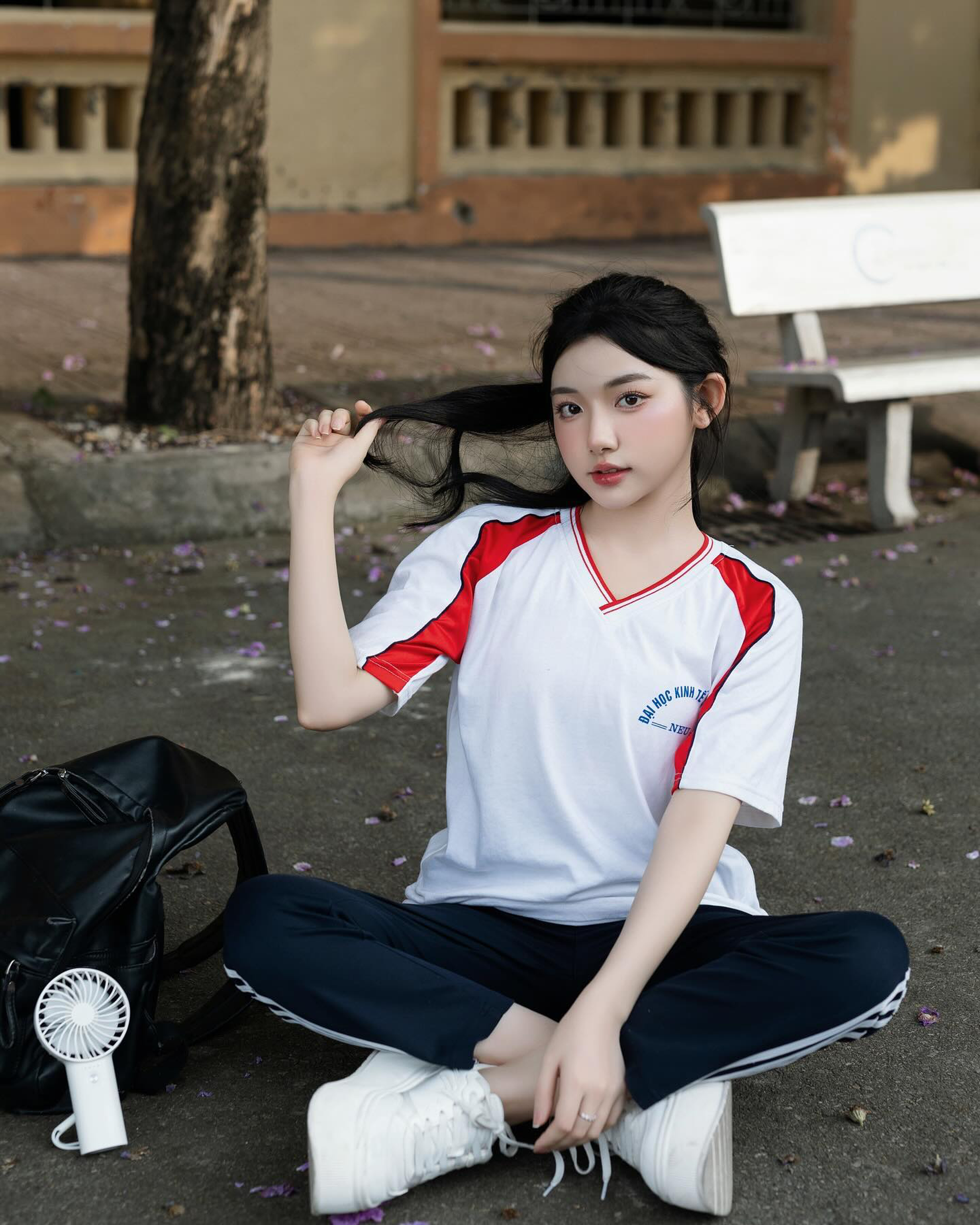 Nhan sắc xinh đẹp của hot girl sinh năm 2002 gây sốt tại lễ tốt nghiệp - 10 Nhan sắc xinh đẹp của hot girl sinh năm 2002 gây sốt tại lễ tốt nghiệp - 10