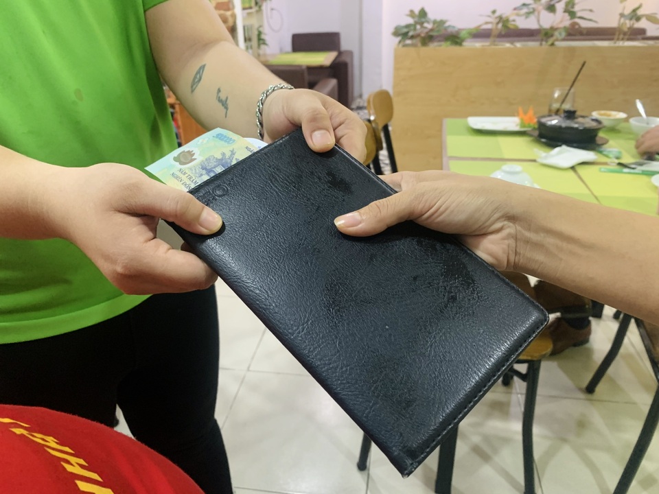 Khách chi li vì Covid-19, thu nhập từ tiền boa cũng... liêu xiêu - 3 Khách chi li vì Covid-19, thu nhập từ tiền boa cũng... liêu xiêu - 3