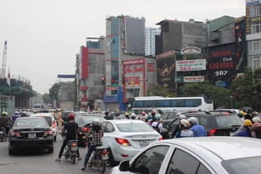 Hà Nội: Ùn tắc kéo dài tại điểm thi công hầm chui Thanh Xuân