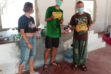 Du khách mắc kẹt cạn tiền bị đuổi khỏi khách sạn