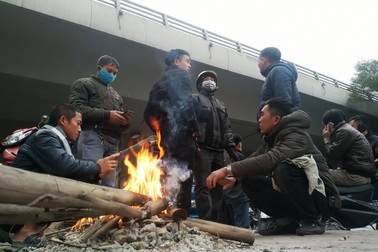 "Chợ người" ế ẩm, người lao động đứng ngồi chờ khách