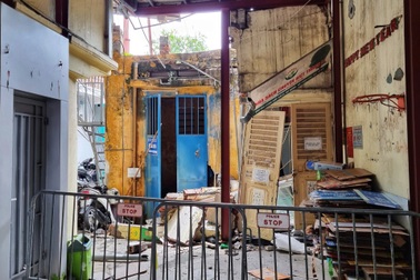 Giếng ngầm 40 năm tuổi sụt lún, 15 cư dân quận Đống Đa sơ tán khẩn cấp