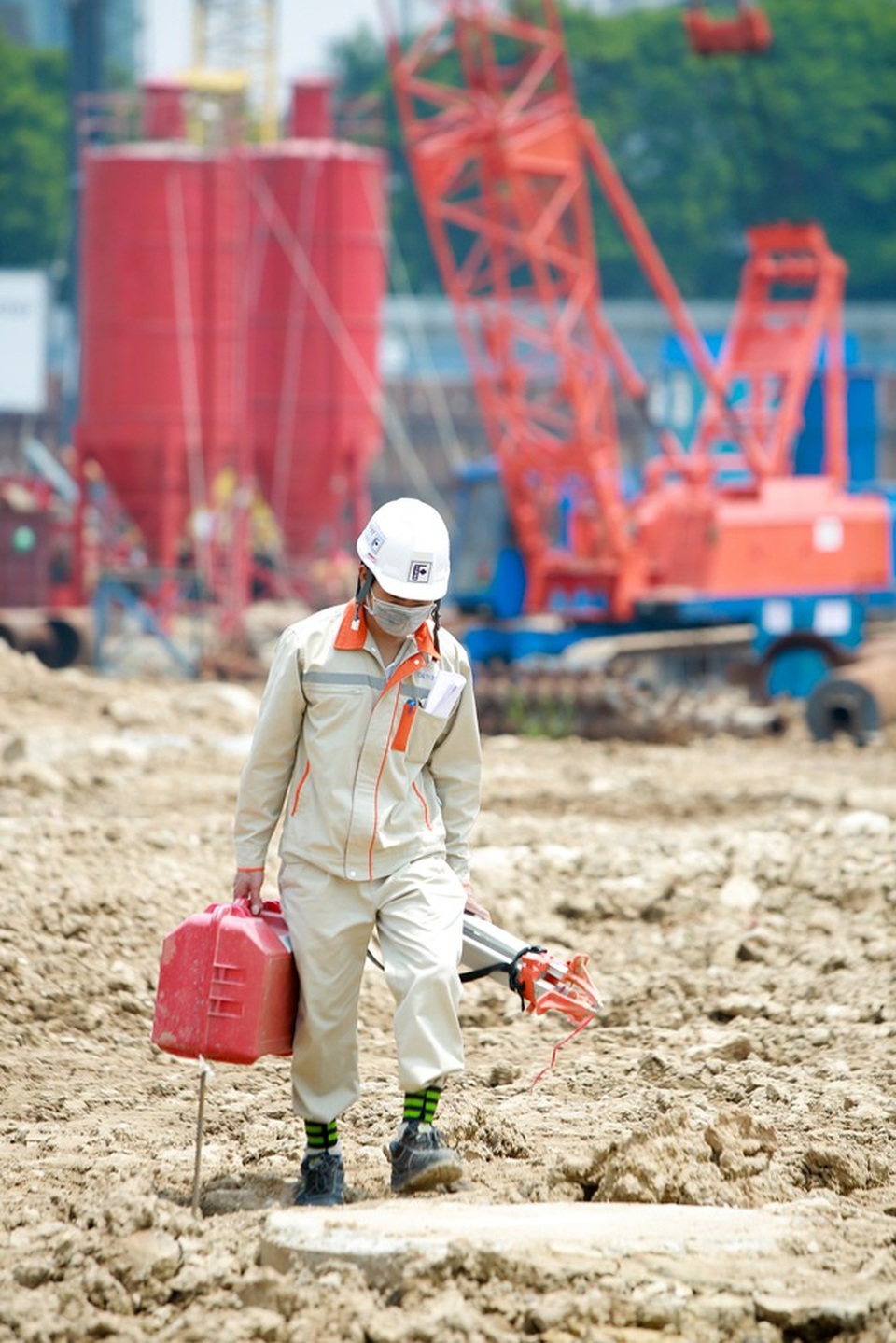 Công nhân phơi mình dưới trời nắng đổ lửa ở Hà Nội - 15