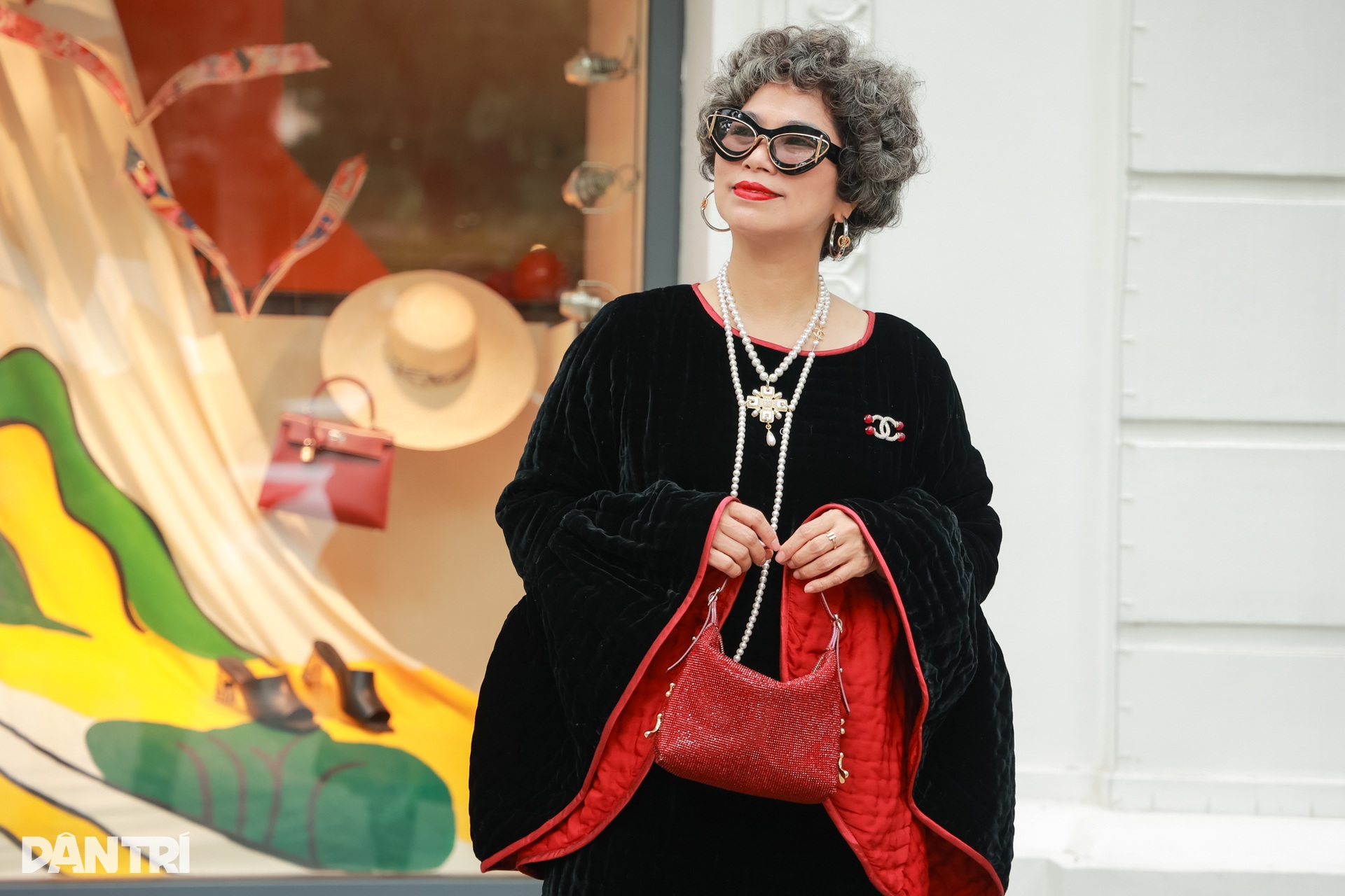 Eine silberhaarige Dame aus Hanoi trägt ein gestepptes Hemd und spielt mit einer Designerhandtasche im Wert von Hunderten Millionen Dong - 3 Quý cô tóc bạc Hà Nội diện áo chần bông, chơi túi hàng hiệu trăm triệu đồng - 3