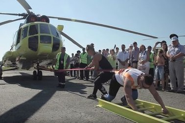 Choáng cảnh cô gái kéo cả trực thăng nặng 8,6 tấn