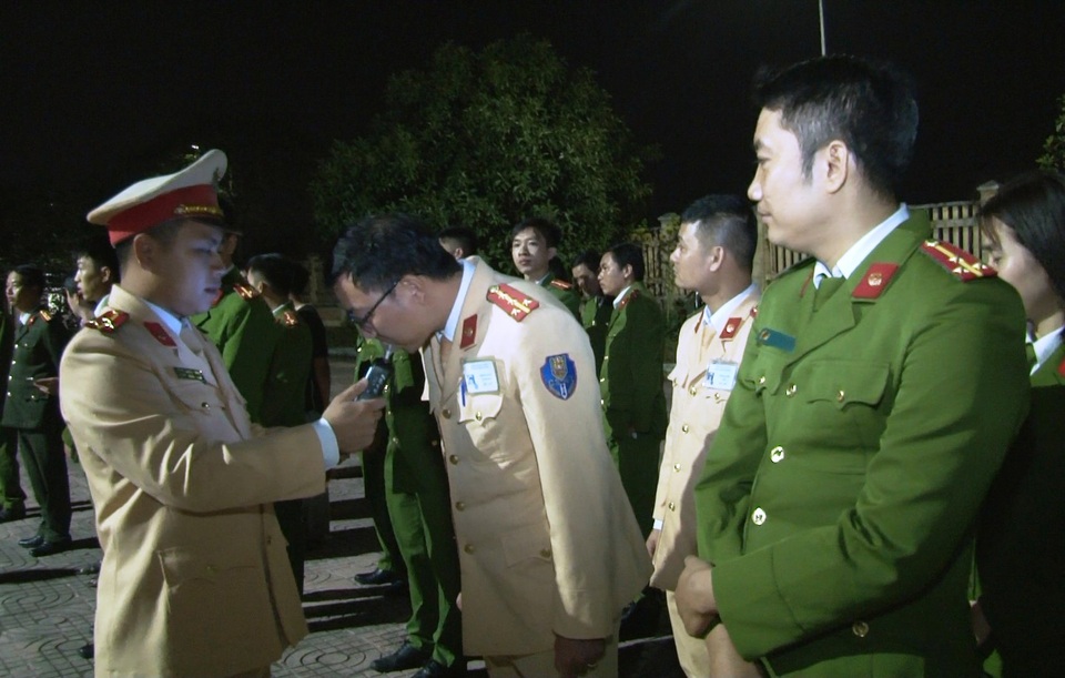 Đoàn kiểm tra nồng độ cồn đặc biệt của Công an Ninh Bình - 2 Đoàn kiểm tra nồng độ cồn đặc biệt của Công an Ninh Bình - 2