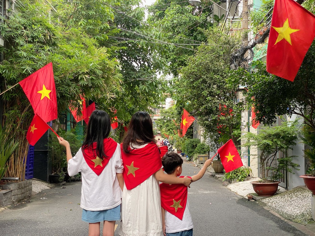 Cô giáo khóc khi nhận 100.000 đồng quà Quốc khánh: “Đây là tờ tiền lịch sử” - 4 Cô giáo khóc khi nhận 100.000 đồng quà Quốc khánh: “Đây là tờ tiền lịch sử” - 4