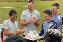 HLV Kiatisuk chúc mừng sinh nhật Công Phượng trên sân tập