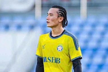 Bùi Tiến Dũng gây sốt với mái tóc tết châu Phi cá tính