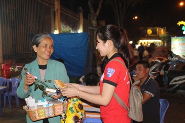 SV Huế tặng 300 hoa hồng 8/3 và bánh mỳ tới phụ nữ nghèo