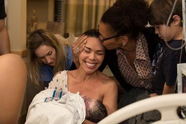 Xúc động những hình ảnh em sinh con hộ chị