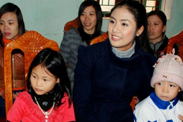 Ngọc Hân, Nguyễn Thị Loan mang gạo đến cho học sinh nghèo