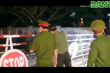 Hình ảnh tháo dỡ hàng rào cách ly tại thôn Văn Lâm 3