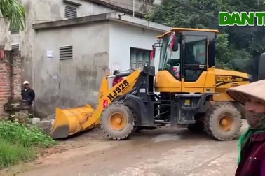 Dỡ bức tường bịt lối đi vào nhà cụ bà liệt giường ở Hà Nội