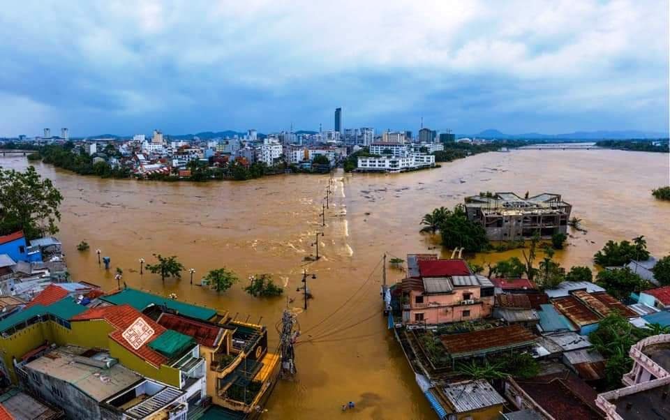 HHen Niê, Lê Thúy… hành động nhanh chóng để giúp đỡ bà con miền Trung - 1 HHen Niê, Lê Thúy… hành động nhanh chóng để giúp đỡ bà con miền Trung - 1