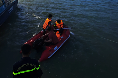 Tìm kiếm cô gái bỏ lại xe máy trên cầu, gieo mình xuống sông Lam