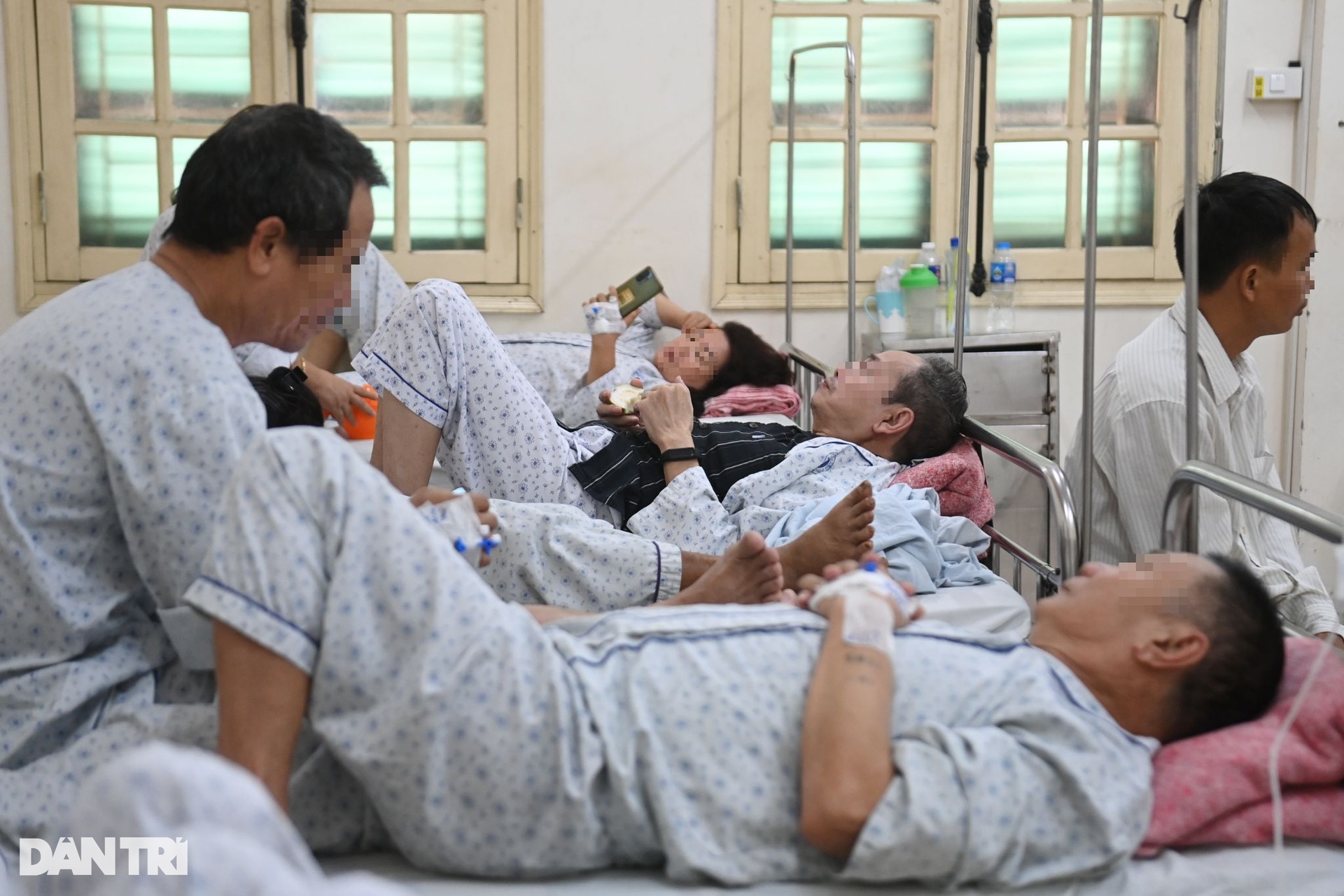 Hà Nội: Bệnh viện kín giường vì sốt xuất huyết, bệnh nhân ám ảnh cô đặc máu - 2 Hà Nội: Bệnh viện kín giường vì sốt xuất huyết, bệnh nhân ám ảnh cô đặc máu - 2