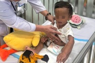 Bé trai 2 tuổi bị mẹ và "cha dượng" bạo hành có hoàn cảnh đặc biệt khó khăn