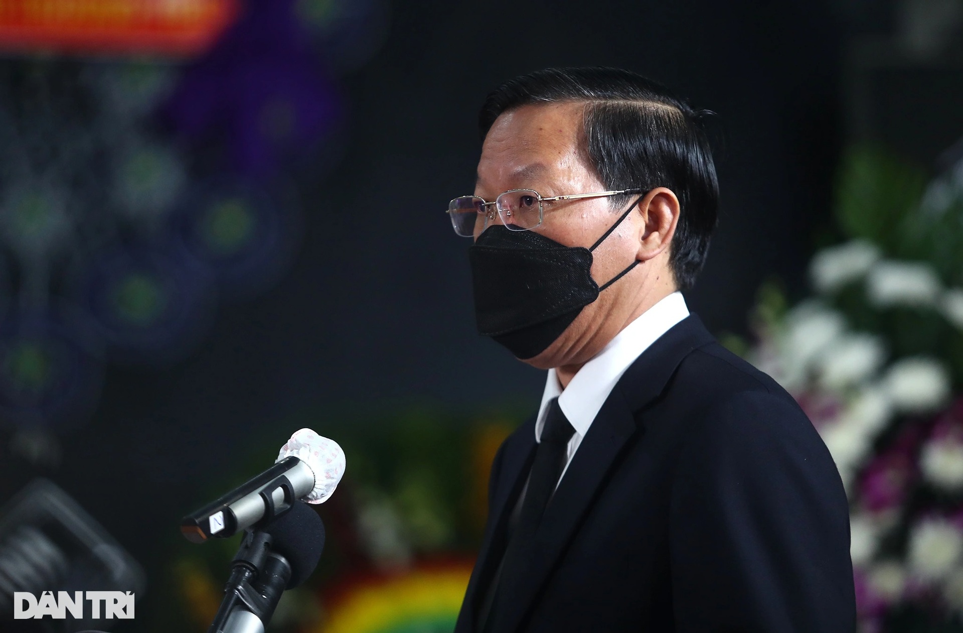 Người dân TPHCM tiễn đưa Phó Chủ tịch Lê Hòa Bình về nơi an nghỉ cuối cùng - 3 Người dân TPHCM tiễn đưa Phó Chủ tịch Lê Hòa Bình về nơi an nghỉ cuối cùng - 3