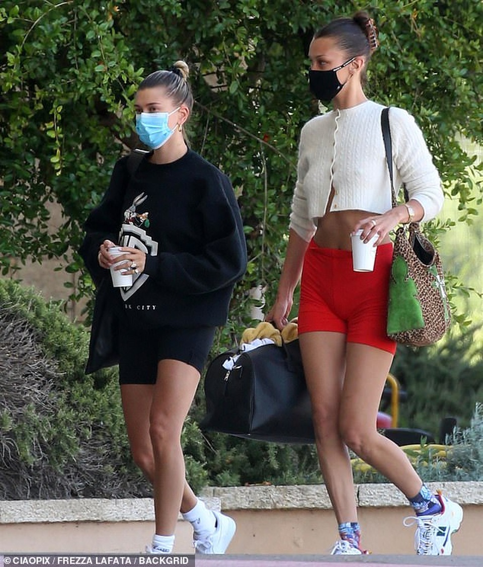 Bella Hadid tái xuất bốc lửa - 5 Bella Hadid tái xuất bốc lửa - 5
