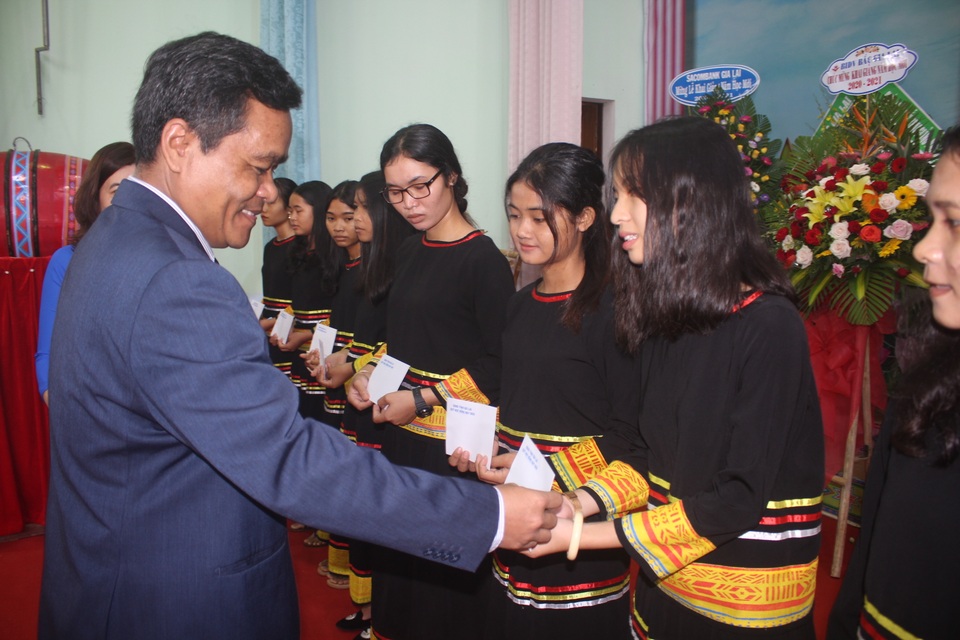 Học sinh dân tộc thiểu số đánh cồng chiêng, nhảy xoang mừng khai giảng - 1 Học sinh dân tộc thiểu số đánh cồng chiêng, nhảy xoang mừng khai giảng - 1