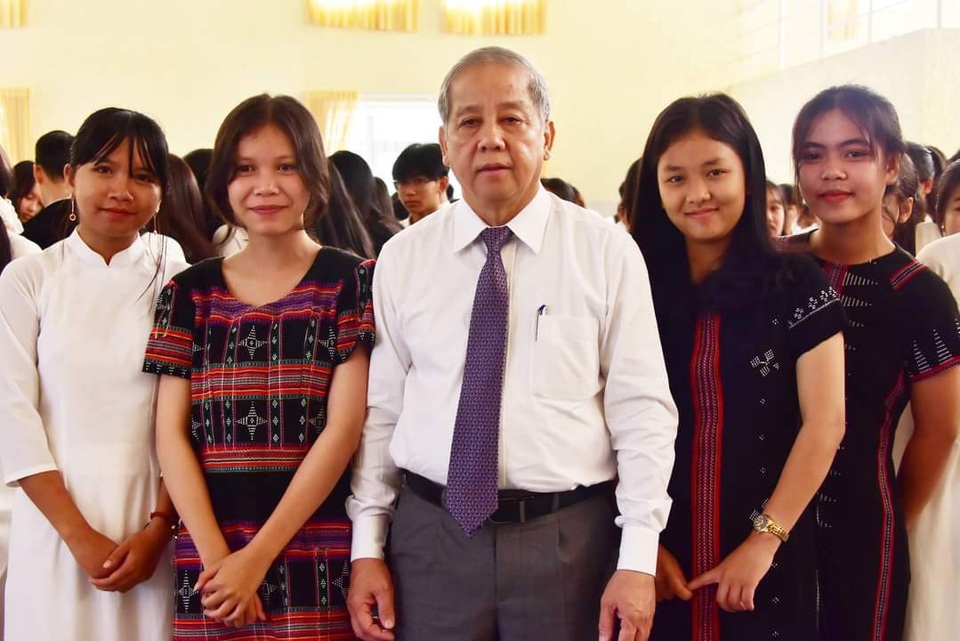 Chủ tịch tỉnh nói chuyện với HS về trường học hạnh phúc, thoát nghèo - 4 Chủ tịch tỉnh nói chuyện với HS về trường học hạnh phúc, thoát nghèo - 4