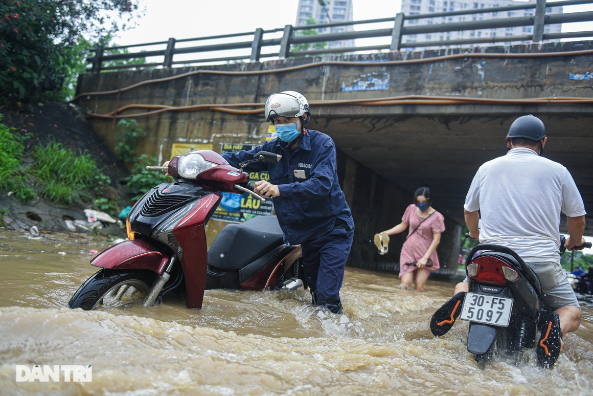 Đường gom đại lộ Thăng Long ngập như sông, đoàn xe ùn tắc cả km - 6 Đường gom đại lộ Thăng Long ngập như sông, đoàn xe ùn tắc cả km - 6