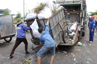 Không cho xe rác chạy xuyên tâm thành phố?