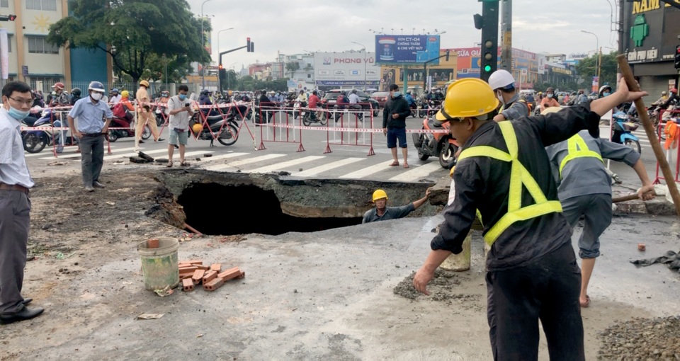 “Hố tử thần” xuất hiện trên đường phố Sài Gòn trong mưa lớn - 4 “Hố tử thần” xuất hiện trên đường phố Sài Gòn trong mưa lớn - 4