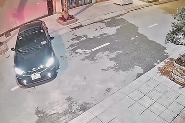 Cài nhầm số khi quay đầu xe, nữ tài xế lao ô tô vào cổng nhà ven đường