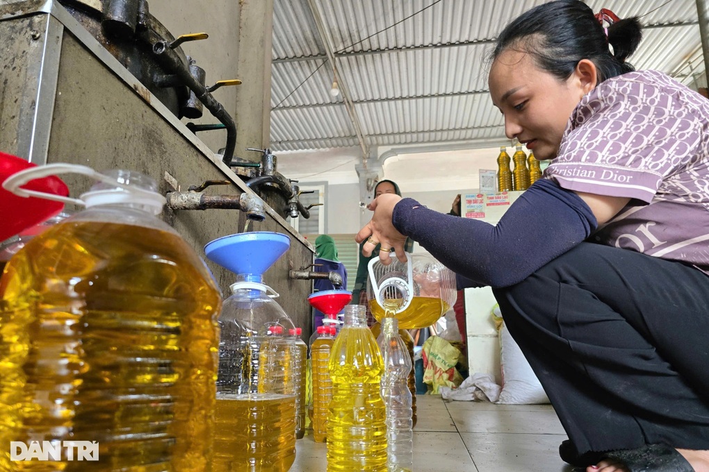 Người dân đổ xô đi ép dầu lạc vì lo ngại dầu ăn “bẩn” - 3 Người dân đổ xô đi ép dầu lạc vì lo ngại dầu ăn “bẩn” - 3