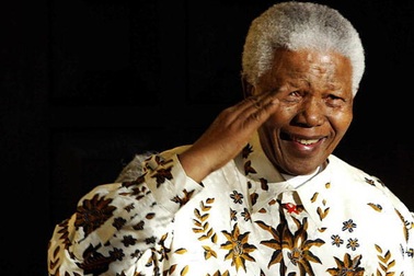 Phong cách thời trang trẻ trung của Nelson Mandela 