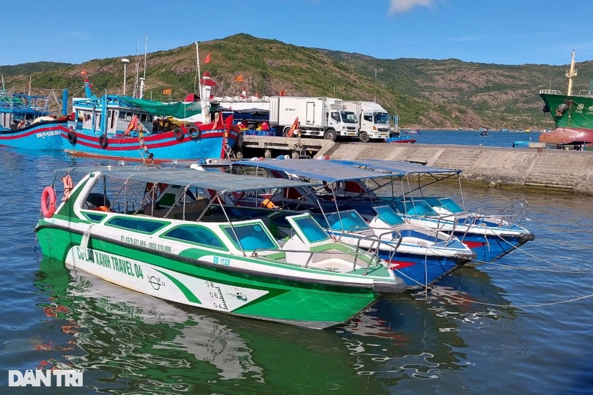 Nhiều ca nô du lịch nằm bờ vì không đủ điều kiện chở khách - 1 Nhiều ca nô du lịch nằm bờ vì không đủ điều kiện chở khách - 1