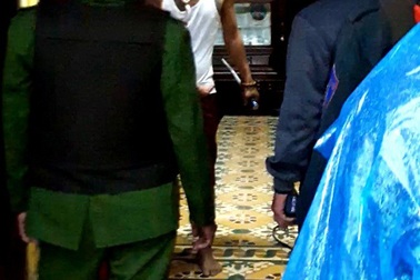 Dùng dao không chế vợ con để đòi công an thả em trai