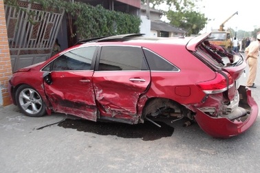 Hai "xế hộp" đấu đầu nhau trên quốc lộ