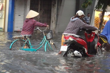 Cứ mưa là đường phố thành sông