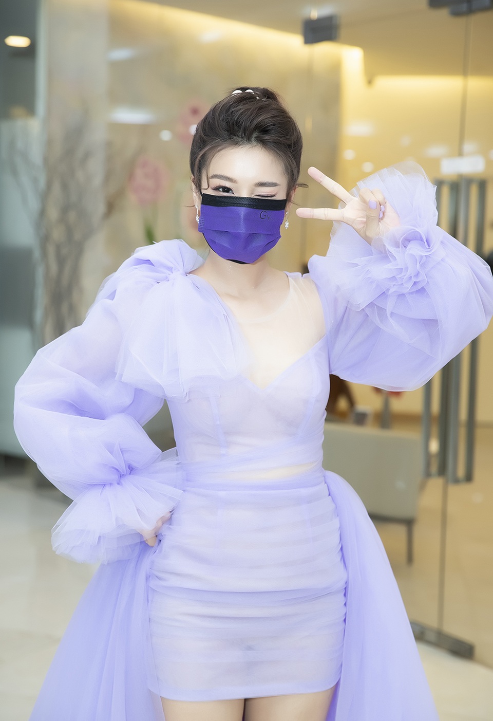 Khả Ngân, Hoàng Yến... mang khẩu trang khi xuất hiện trên thảm đỏ - 9 Khả Ngân, Hoàng Yến... mang khẩu trang khi xuất hiện trên thảm đỏ - 9