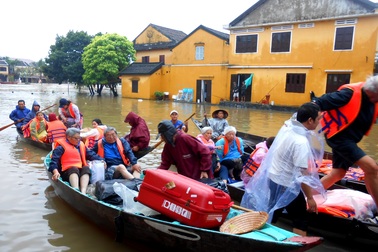 Nước dâng cao, du khách bắt đầu di tản khỏi Hội An