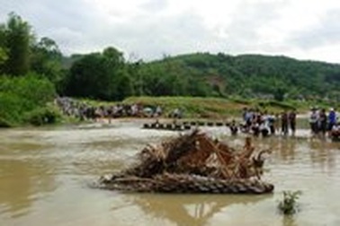 Học sinh lớp 1 trượt chân chết đuối trên đường đến trường