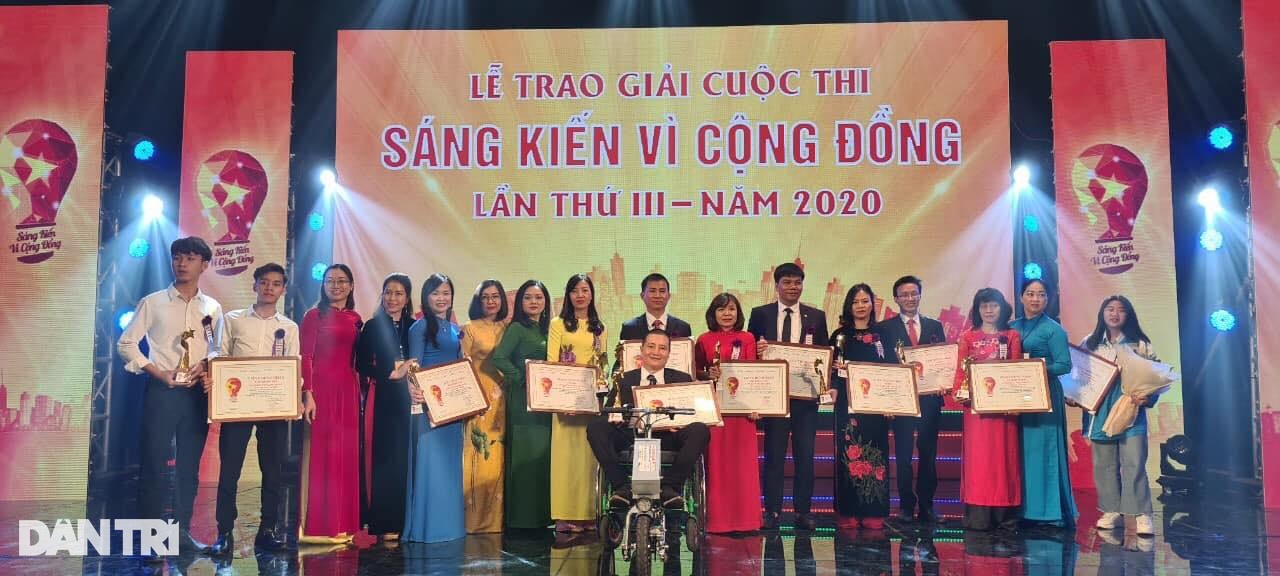 Chiếc xe lăn đầu kéo theo nguyên lý cổ gà của người đàn ông khuyết tật - 4 Chiếc xe lăn đầu kéo theo nguyên lý cổ gà của người đàn ông khuyết tật - 4