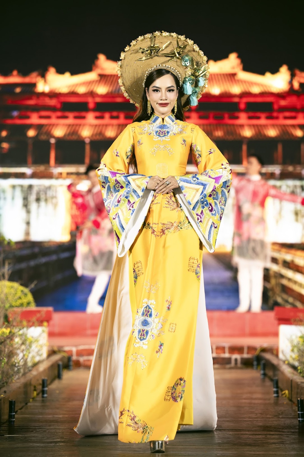 Hoa hậu Bảo Ngọc, Lê Hoàng Phương diện áo dài rực rỡ sắc xuân - 3 Hoa hậu Bảo Ngọc, Lê Hoàng Phương diện áo dài rực rỡ sắc xuân - 3
