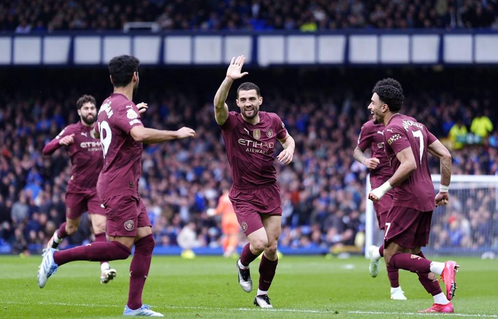 Bùng nổ ở phút cuối trước Everton, Man City chen chân vào top 4 - 2 Bùng nổ ở phút cuối trước Everton, Man City chen chân vào top 4 - 2